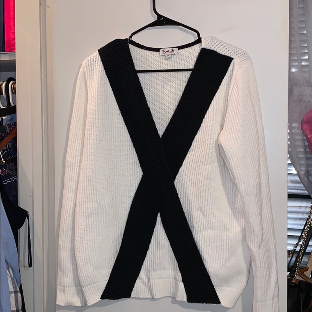 🔴Black and white v neck sweater